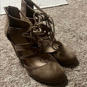 Restricted Brown Leather Heels Classic Design